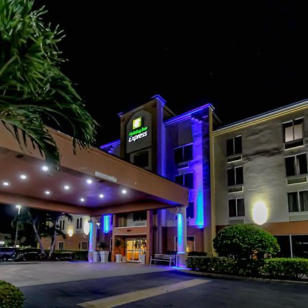 Holiday Inn Express Hotel & Suites Cocoa Beach, An Ihg Hotel Exterior foto