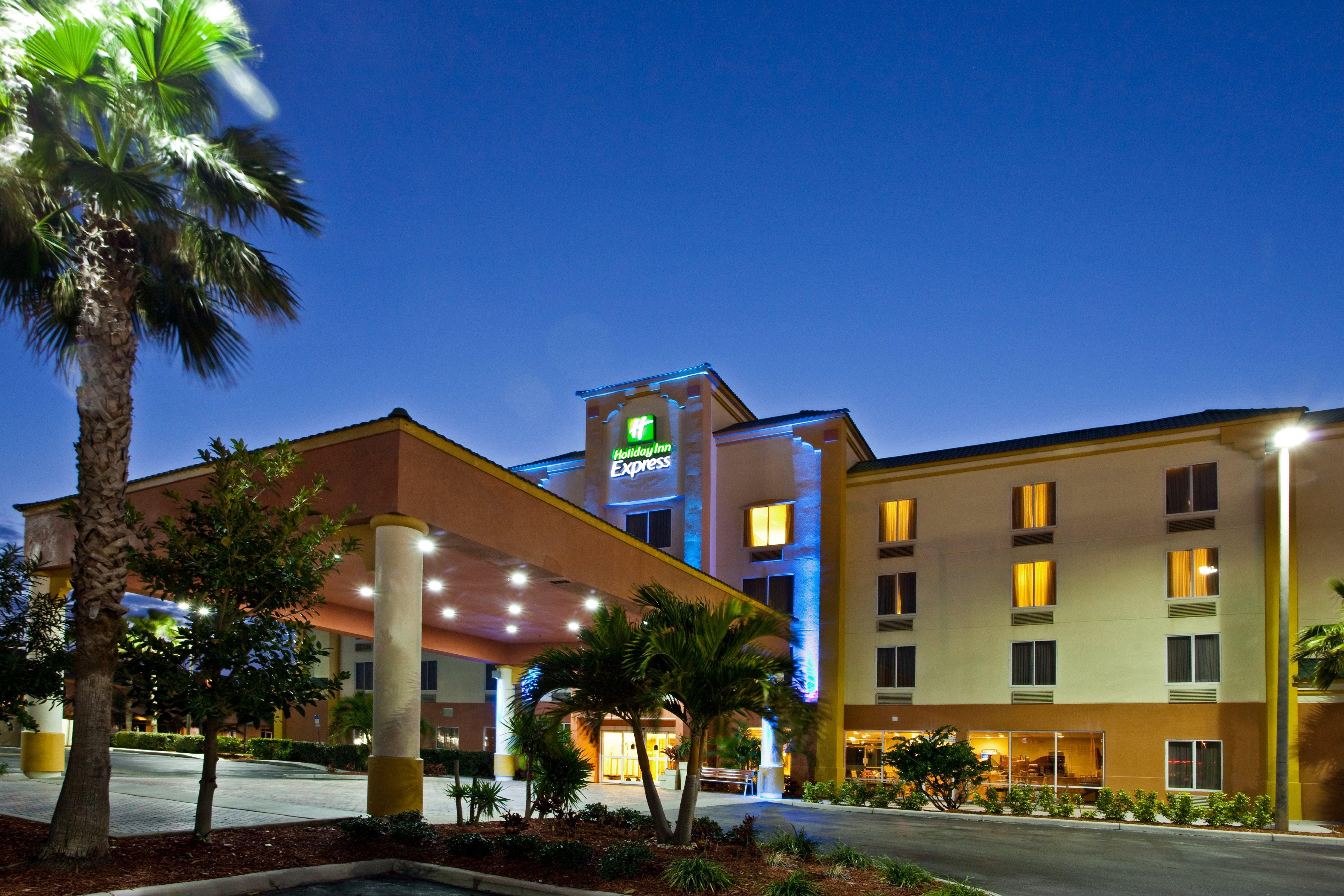 Holiday Inn Express Hotel & Suites Cocoa Beach, An Ihg Hotel Exterior foto